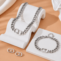 Ensemble de bijoux pour femme en acier inoxydable plaqué or 18 carats, sans ternissement, avec chaîne cubaine épaisse et pendentif lettre initiale CD, vente en gros