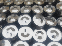 Services de fabrication de pièces de presse personnalisées, y compris le poinçonnage, la découpe laser, le pliage et le revêtement en aluminium.