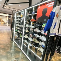 Étagères d'affichage pour magasin de chaussures, éclairées par LED, pour magasin de vêtements pour hommes, armoire d'affichage autoportante, étagères éclairées par LED, cintres métalliques