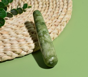 Varita de masaje de jade de cristal hecha a mano de 12 cm al por mayor masajeador facial de textura y color perfecto para curación corporal - Product Image 4