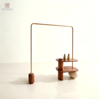 Porte-vêtements moderne en bois massif, support de vêtements autoportant avec étagère de présentation multi-niveaux irrégulière pour boutique