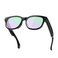Lunettes intelligentes à monture en titane blanc et noir avec verres foncés sur présentoirs