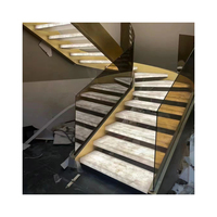 Escaliers flottants en pierre translucide rétroéclairée en quartz cristal blanc Mabrle de luxe
