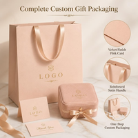 Emballage de bijoux fins (bagues, boucles d'oreilles) dans des sacs en papier rose poudré avec poignée en ruban de satin et logo en feuille d'or