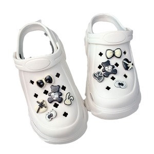 Ensemble de breloques pour chaussures Ours Noir et <span class=keywords><strong>Blanc</strong></span>, décorations mignonnes en forme d'ours de <span class=keywords><strong>dessin</strong></span> <span class=keywords><strong>animé</strong></span> pour sabots, accessoires DIY pour chaussures <span class=keywords><strong>Croc</strong></span> - Product Image 5