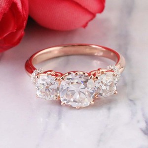 Personalizar 2 quilates antiguo cojín de la mina corte Centro moissanite 3 piedra anillo de bodas en 10K oro rosa - Product Image 2