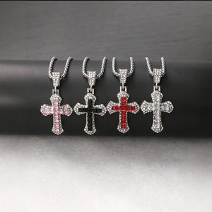 Collana in Lega con Diamante Rosa e Ciondolo a Croce Religiosa Tempestato di Diamanti, Accessorio Quotidiano per Preghiera e Devozione - Product Image 2