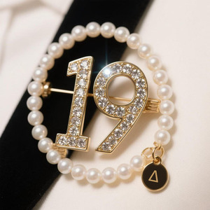 Broche de diamantes de imitación personalizado para eventos de ex alumnos, broche numerado con letras griegas para bodas, fiestas, compromisos y regalos - Product Image 1