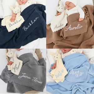 Kaiyue Individuelles Geschenkset aus 100 % Gestreifter Strickbaumwolle – Personalisiertes Babyparty-Geschenkset, 2-teilig mit Decke und Spielzeug für Neugeborene, Mädchen und Jungen - Product Image 2