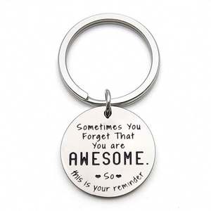 Portachiavi in Metallo Personalizzati per Colleghi, Regalo Ispirazionale per Donne, 'A Volte Ti Dimentichi Quanto Sei Fantastica, Così Qui È la Tua Promemoria' - Product Image 2