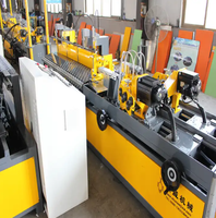 Machine de fabrication de clôtures en grillage à mailles losangées pour gazon artificiel, à fonctionnement simple, pour la production de grillage métallique.