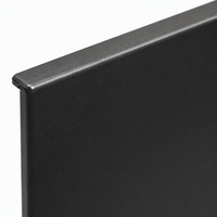 Boîtier en acier noir mat thermolaqué, rails de support en aluminium pliés avec précision, base ventilée pour contrôle industriel