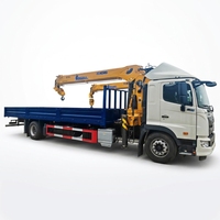 Camion grue Hino 700 4x2 avec grue télescopique à bras droit en 5 sections, camion grue à plateau long, conduite à gauche, pour levage et transport