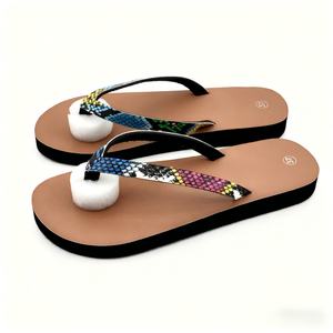 Sandales tongs en peau de serpent pour femmes, colorées, avec lanières arc-en-ciel, semelle marron, pour l'été et la plage, personnalisables avec logo, fabrication OEM - Product Image 2