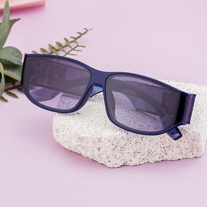 Gafas de sol con montura cuadrada a la moda para mujer, protección UV400, material de PC, color negro LT 6115 - Product Image 1