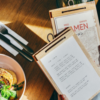 Menu de restaurant personnalisé en papier avec porte-menu en bois, sangle en cuir/clip en métal, logo gravé au laser pour café, bar, bistrot