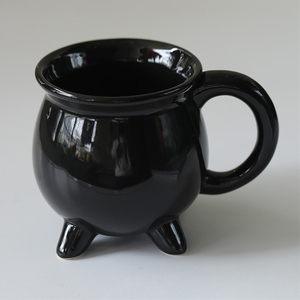 แก้วกาแฟเซรามิกสีดำลายหม้อแม่มด สำหรับตกแต่งโต๊ะในวันฮาโลวีน - Product Image 1
