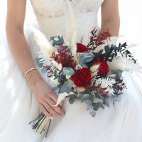 Buket Pengantin Bunga Kering Terawetkan dengan Mawar Merah dan Eucalyptus Ukuran Sedang untuk Dekorasi Natal dan Pernikahan