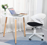 Table à manger ronde de style nordique avec pieds en bois et surface mate lisse pour les petites salles à manger, les salons et les balcons