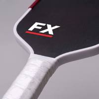 Raquette de pickleball en fibre de carbone FX avec une épaisseur de 16 mm, poignée de couleur personnalisée, face texturée et bord de protection pour une utilisation en intérieur/extérieur