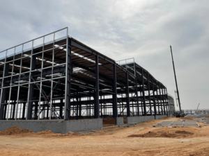 Personnalisez votre bâtiment d'atelier en acier. Choisissez les portes, l'isolation, la disposition. Conçu pour l'automobile, le stockage ou l'assemblage. - Product Image 1