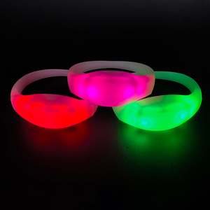 संगीत समारोहों और पार्टियों के लिए 4-6 घंटे की बैटरी लाइफ के साथ 4-6 घंटे की बैटरी लाइफ के साथ हॉट सेलिंग सॉफ्ट रिस्टबैंड - Product Image 5