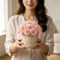 Bouquet de roses éternelles en vase de travertin pour la Saint-Valentin, arrangement de fleurs séchées naturelles immortelles pour elle