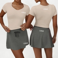 Ensemble de sport 2 pièces pour femme avec logo personnalisé ODM, haut à manches courtes col en V et jupe-short de tennis avec poches et short intégré pour le yoga et le fitness