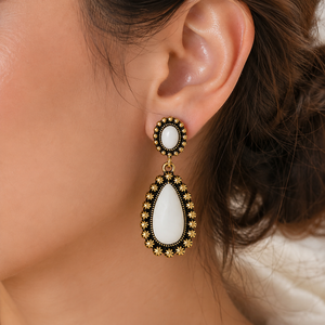 Orecchini Pendenti Vintage a Goccia in Pietra Bianca Avorio, Tono Oro Antico, per Donne - Product Image 2