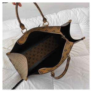 Sacs fourre-tout en cuir PU grande capacité pour femmes, motif géométrique imprimé, durables, portables, avec fermeture éclair – Vente en gros - Product Image 3