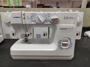 Machine à coudre multifonctionnelle JUKKY 6824 à plat pour usage domestique, double <span class=keywords><strong>aiguille</strong></span>, 24 points, boutonnière en quatre étapes, zigzag facile pour tailleur - Product Image 1