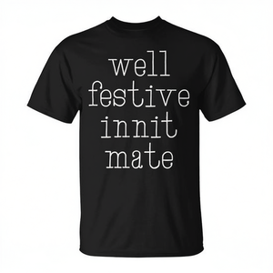Camiseta Well Festive Innit Mate con diseño de humor británico y eslogan navideño británico - Product Image 2