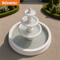 Fontaine sculptée à 3 niveaux en marbre blanc personnalisée avec finition en forme de pomme de pin, sculptée à la main, pour la décoration extérieure des villas et cours.