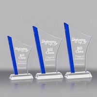 Trophée Plaque Courbe en Cristal Bleu sur Mesure, Élégant et Tendance, pour Cérémonie d'Entreprise ou Souvenir