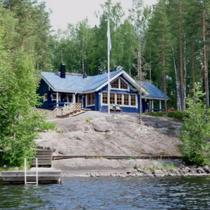 Casa de Madera Acogedora y Espaciosa junto al Lago con Muelle y Vistas Panorámicas, Ideal para Escapadas Familiares y Vida de Ocio - Product Image 1