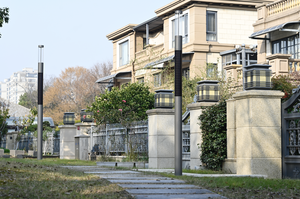 Lampe solaire cylindrique tout-en-un moderne 100-200W Panneau photovoltaïque vertical Capteur micro-ondes Télécommande Étanche IP66 - Product Image 5