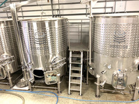 Cuve de fermentation de vin rouge en acier inoxydable de 10 000 L avec pompe intégrée et couvercle hermétique, prête à être expédiée