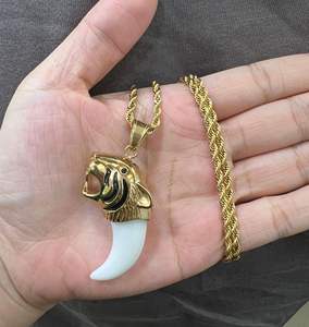 Potente e Maestoso Accessorio di Gioielleria Esotica, Ciondolo a Forma di Dente di Lupo Verde in Tono Oro, Artiglio di Tigre per Uomo - Product Image 4