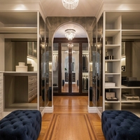 Dressing moderne de luxe avec coiffeuse intégrée et bureau, mobilier de chambre sur mesure en bois finition mélaminée double face