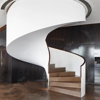Escalier en colimaçon moderne et élégant avec marches en chêne, escalier intérieur personnalisé pour appartement