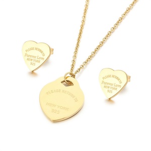 Conjuntos de Joyería Populares de Acero Inoxidable Chapado en Oro con Letra Grabada y Dije de Corazón para Mujer (Pendientes y Collar) - Product Image 1