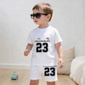 Set estivo casual sportivo per bambini con stampa di lettere <span class=keywords><strong>KING</strong></span> a blocchi di colore bianco e rosso, composto da pantaloncini a maniche corte e maglietta. - Product Image 3
