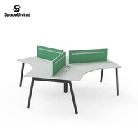 Bureau de travail moderne SpaceUnited pour 3 personnes avec écrans d'intimité, poste de travail à 120 degrés avec structure métallique pour bureau d'équipe