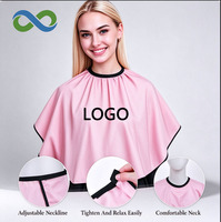 Cape de Maquillage Antistatique Personnalisée avec Logo pour Salon de Beauté, Imperméable en Polyester Rose, Modèle Court