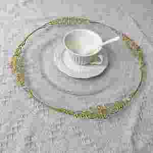 Assiettes rondes en plastique transparentes de 13 pouces avec bord doré pour la décoration de table de mariage - Product Image 3