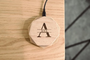 Chargeur sans fil en bois personnalisé et significatif, chargeur de bureau sur mesure pour les cadeaux d'entreprise du Nouvel An - Product Image 2