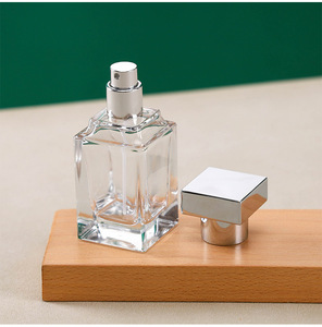 Sang Trọng Hình Vuông Thủy Tinh Nước Hoa Với Kẽm Hợp Kim Cap 30Ml <span class=keywords><strong>50Ml</strong></span> 100Ml Bơm Phun Niêm Phong Nước Hoa Bao Bì Chai - Product Image 2