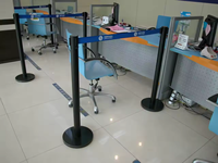 Poteau de barrière de ceinture de sécurité temporaire rétractable
