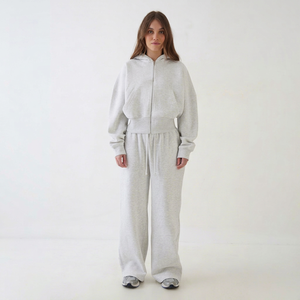 Ensemble de survêtement gris cendré pour femme avec sweat à capuche court zippé et pantalon de jogging large – Tenue décontractée deux pièces pour l'hiver et le sport - Product Image 1