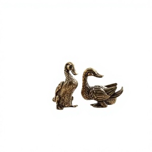 Figuras de pato de metal dorado antiguo, peso para papel, par de estatuas de animales, adorno decorativo de mesa para el hogar y la sala de estudio - Product Image 1